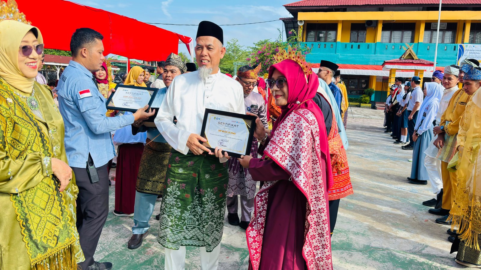 SMP Negeri 23 Dumai Raih Penghargaan Tingkat SMP pada Program KEJAR di Puncak Peringatan Hardiknas