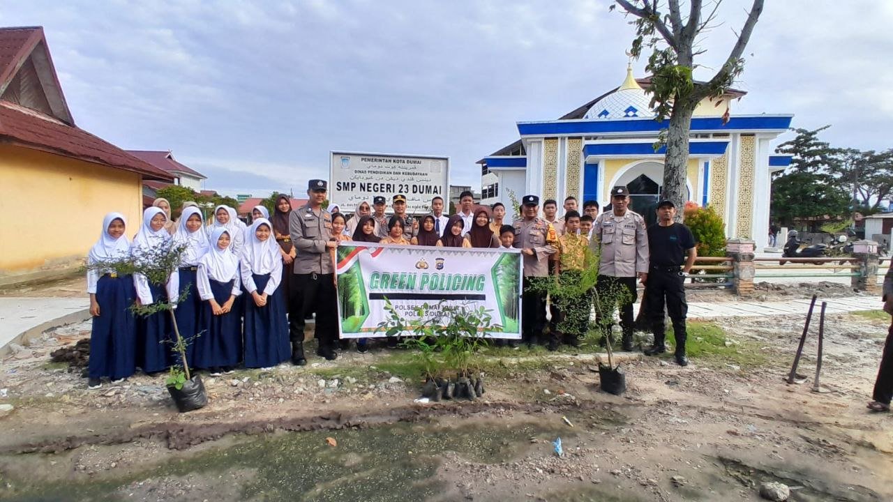 Polsek Dumai Timur Laksanakan Penyuluhan Bahaya Bullying dan Penanaman Pohon di SMPN 23 Dumai